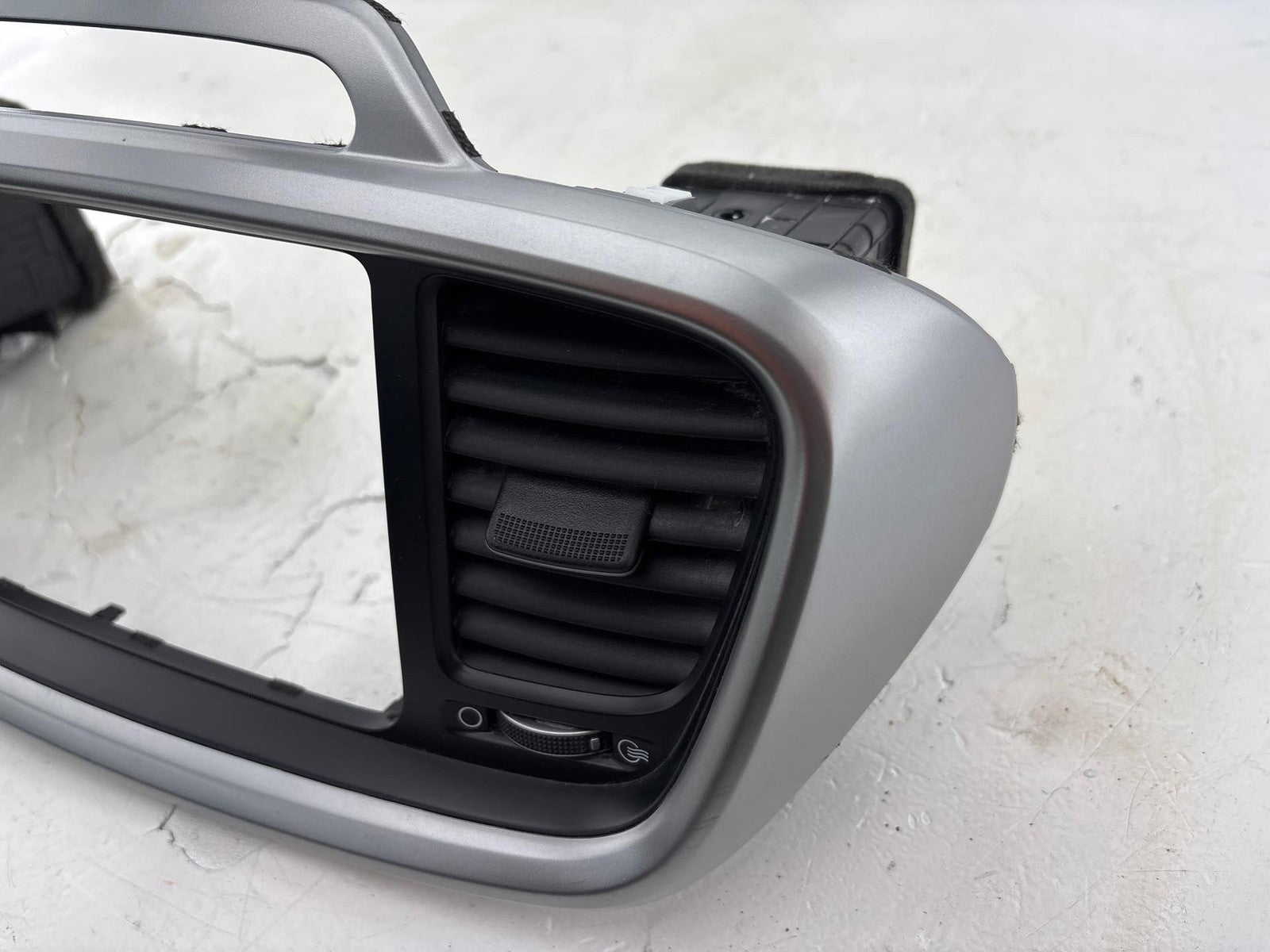 16-20 Kia Sorento Center Dash Radio Bezel Trim Panel W/ AC Vent OEM 84740-C6200