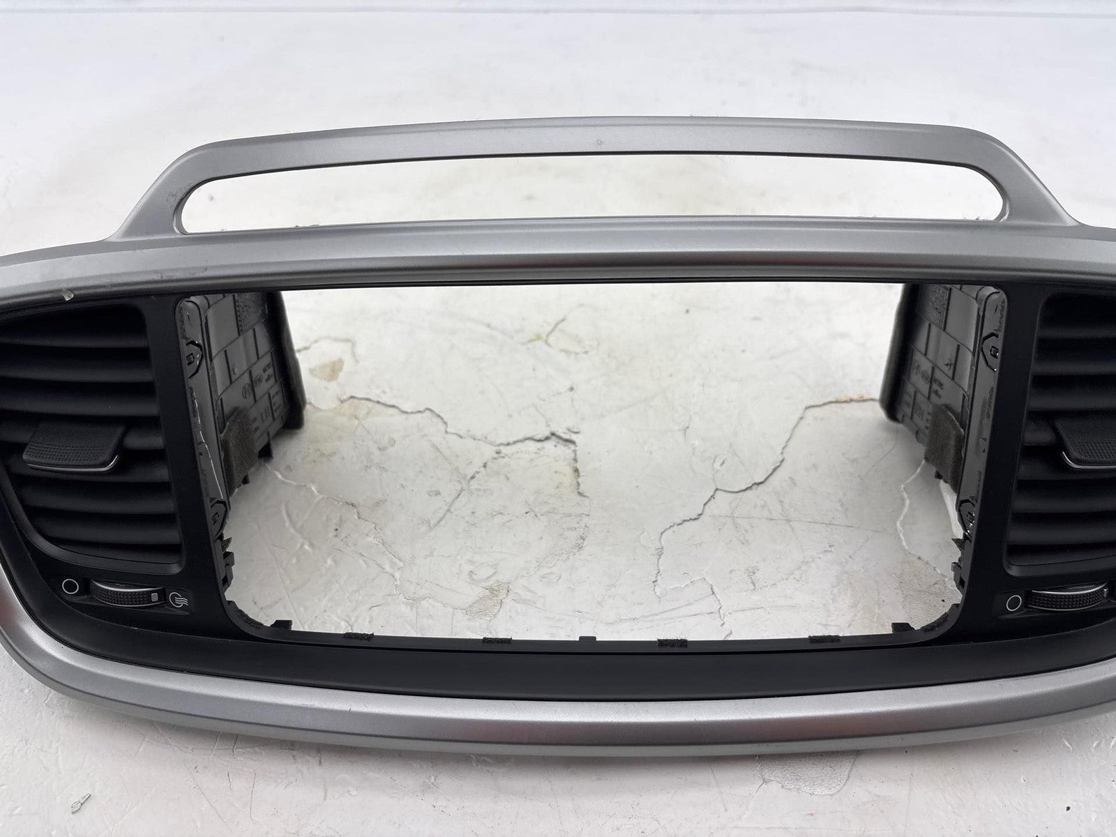 16-20 Kia Sorento Center Dash Radio Bezel Trim Panel W/ AC Vent OEM 84740-C6200