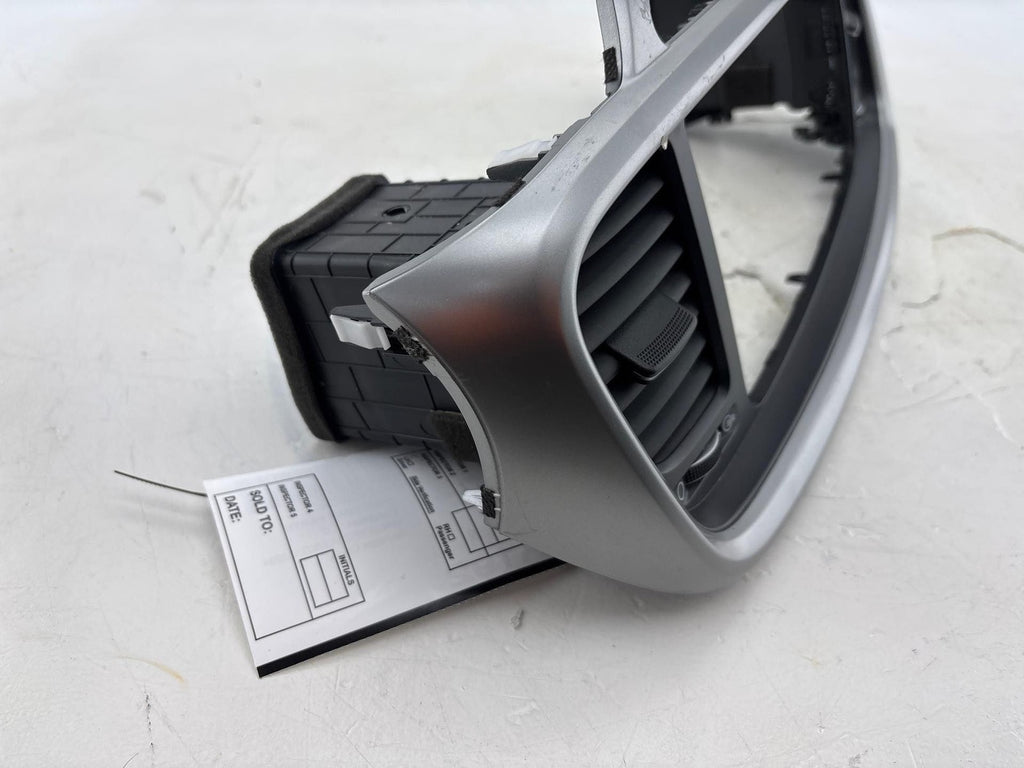 16-20 Kia Sorento Center Dash Radio Bezel Trim Panel W/ AC Vent OEM 84740-C6200