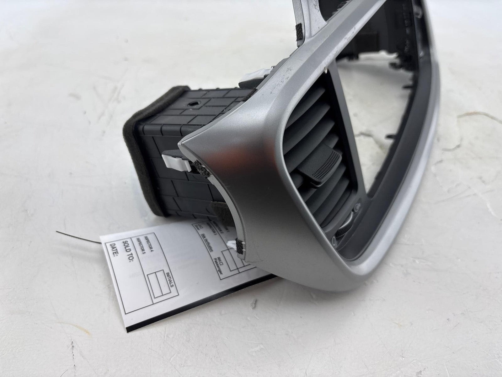 16-20 Kia Sorento Center Dash Radio Bezel Trim Panel W/ AC Vent OEM 84740-C6200