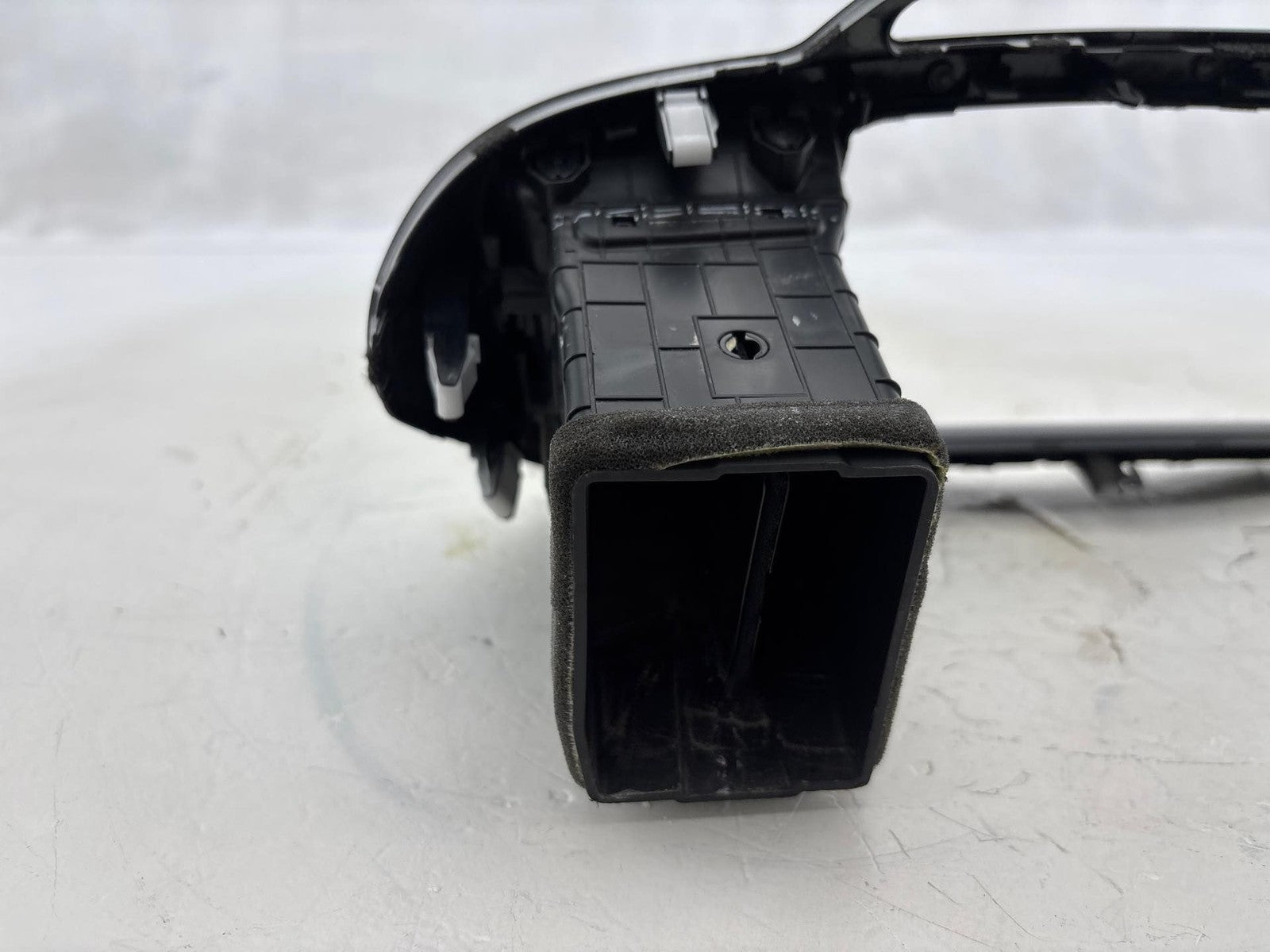 16-20 Kia Sorento Center Dash Radio Bezel Trim Panel W/ AC Vent OEM 84740-C6200