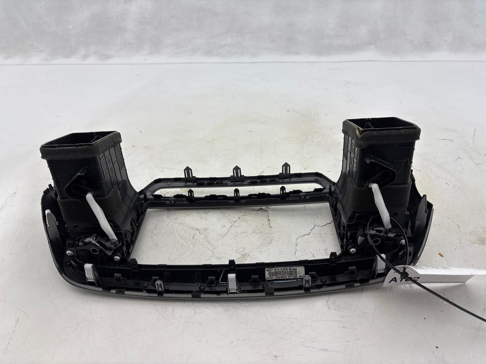 16-20 Kia Sorento Center Dash Radio Bezel Trim Panel W/ AC Vent OEM 84740-C6200