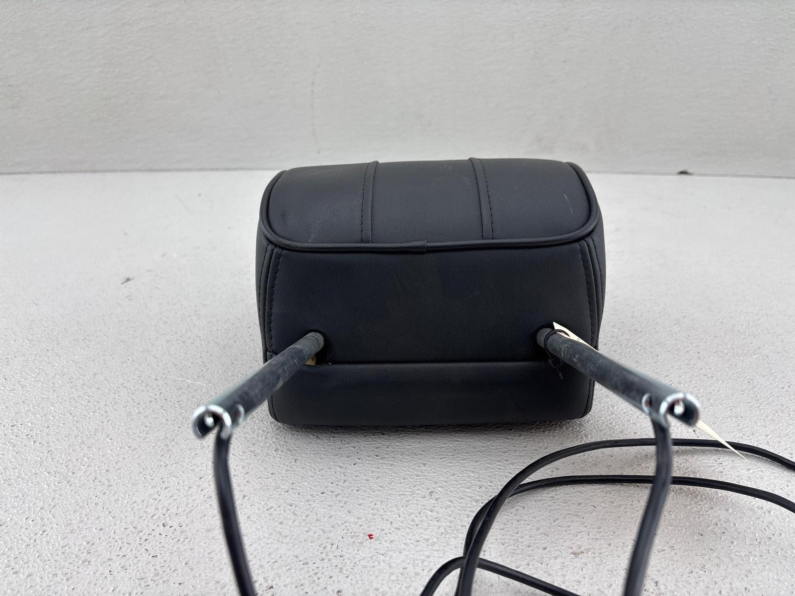 03-06 RANGE ROVER FRONT LEFT LEATHER HEADREST w/ SCREEN OEM