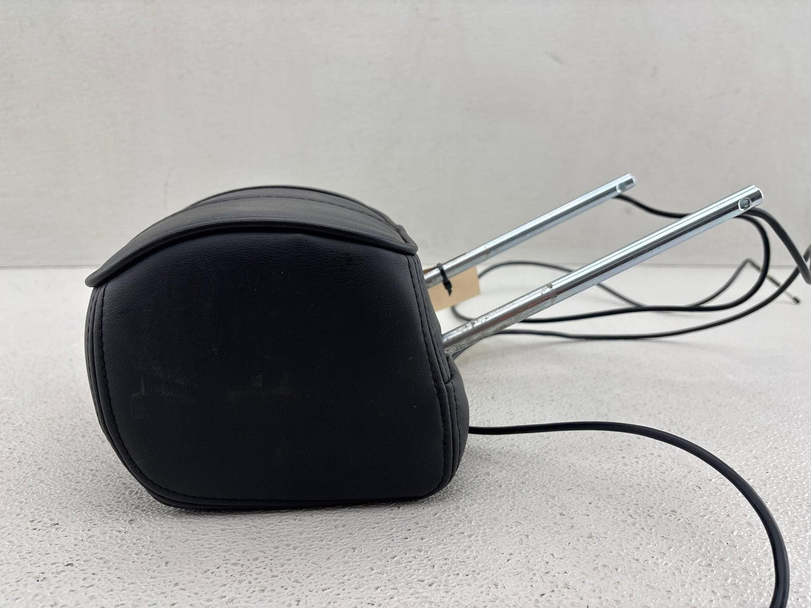 03-06 RANGE ROVER FRONT LEFT LEATHER HEADREST w/ SCREEN OEM