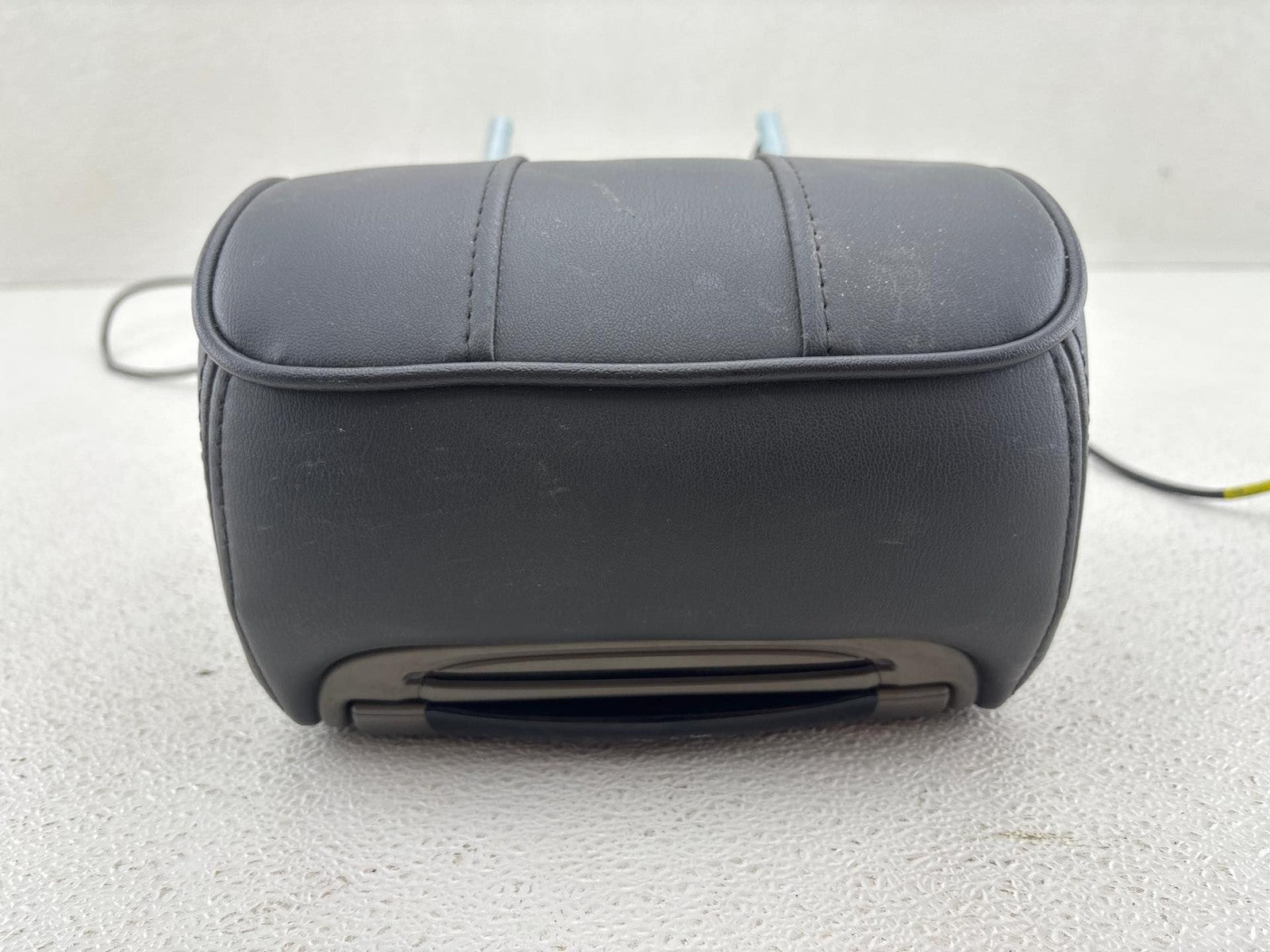 03-06 RANGE ROVER FRONT LEFT LEATHER HEADREST w/ SCREEN OEM