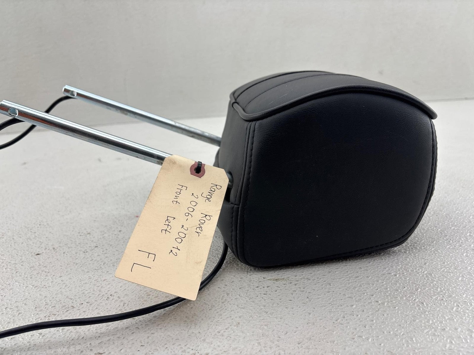 03-06 RANGE ROVER FRONT LEFT LEATHER HEADREST w/ SCREEN OEM