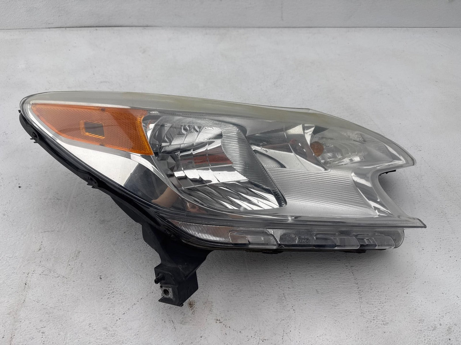 14-17 Nissan Versa Hatchback Front Right Headlight Assembly OEM