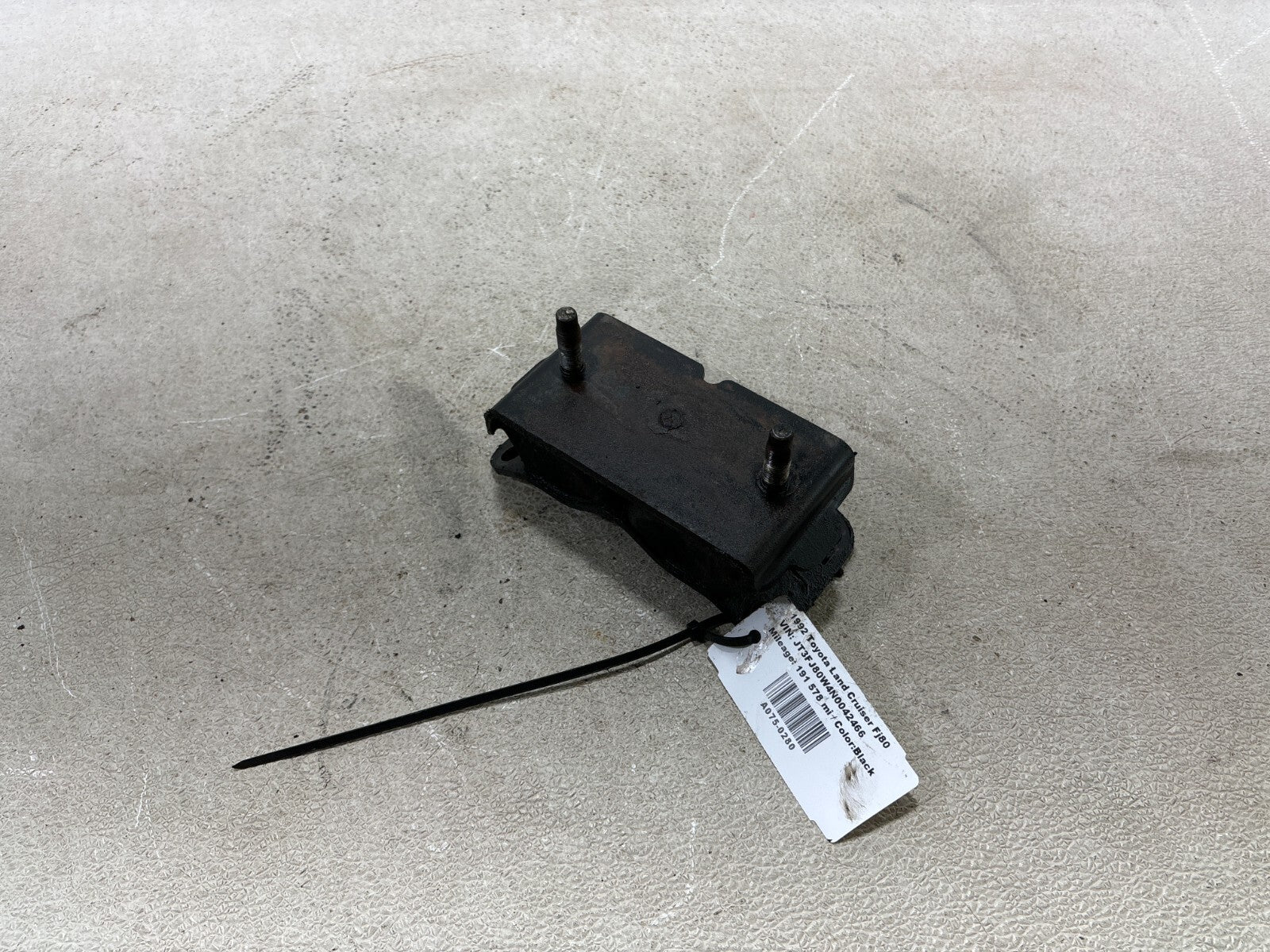 1992 - 1997 Toyota Land Cruiser Fj80 Rear Insulator Engine Mount Oem 12371-61060