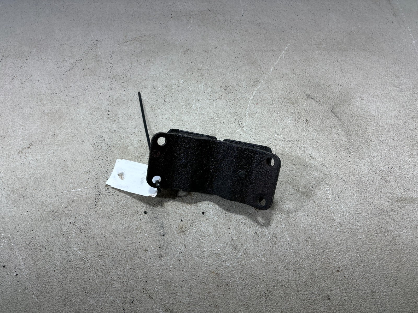 1992 - 1997 Toyota Land Cruiser Fj80 Rear Insulator Engine Mount Oem 12371-61060