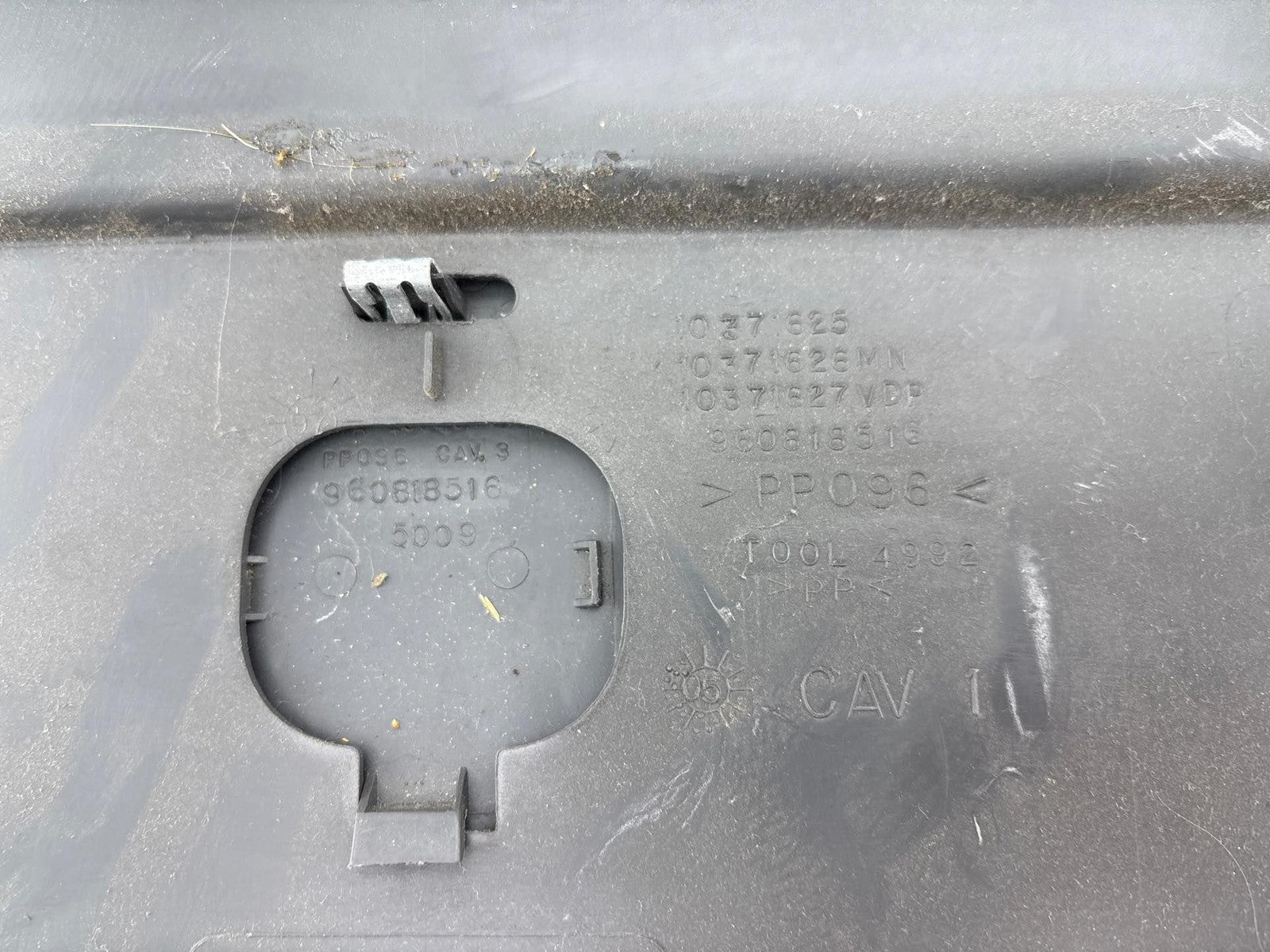 01-07 Chevy Silverado / GMC Sierra Back Glass Reveal Molding OEM 10371626