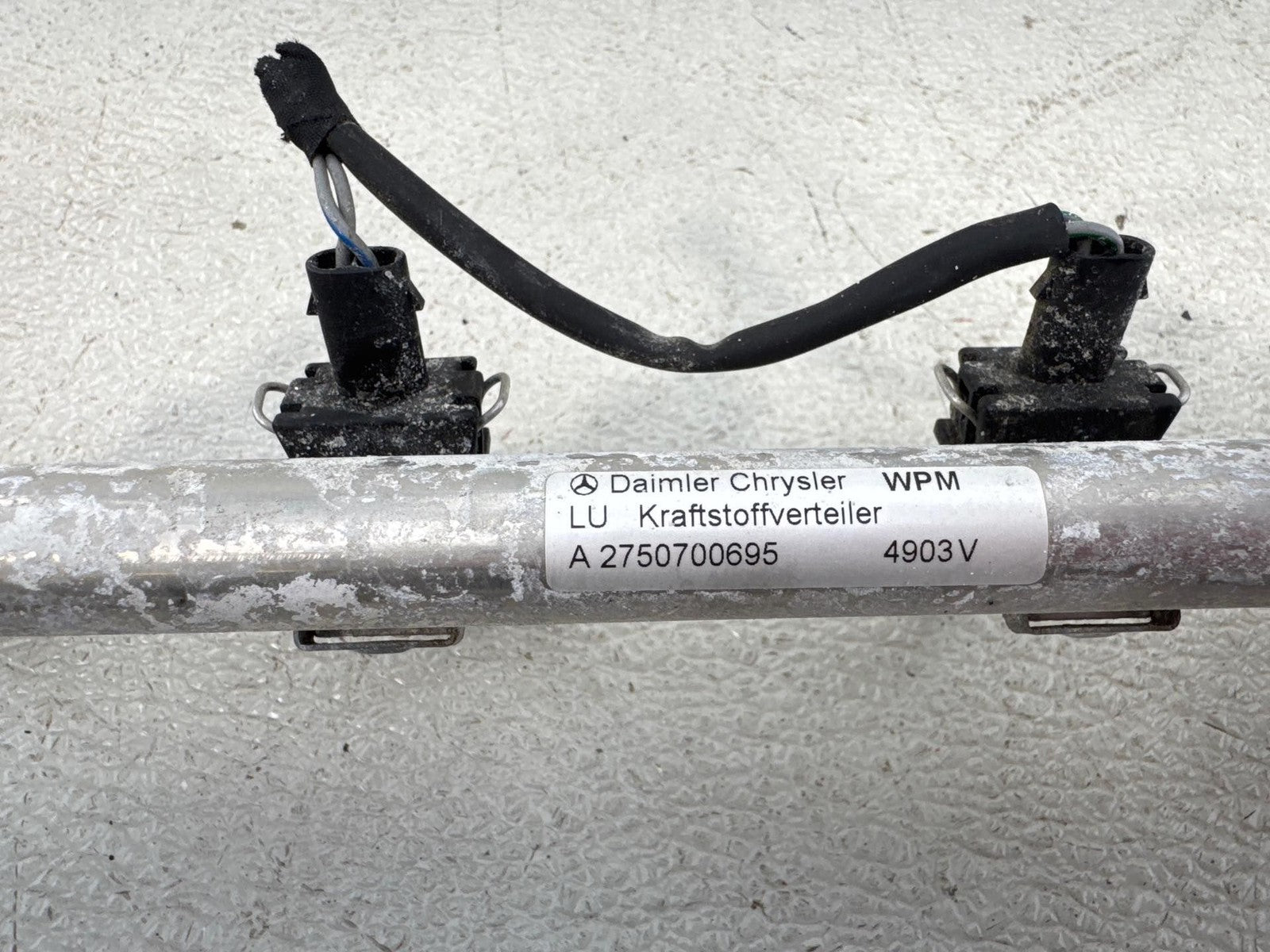 03-14 Mercedes SL600 S600 CL600 Fuel Injector Rail 2750700695 OEM