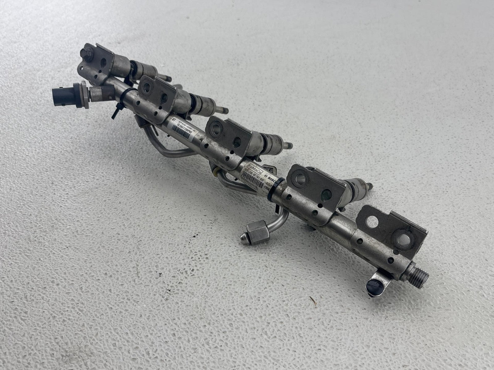 12-17 RANGE ROVER EVOQUE FUEL RAIL WITH INJECTORS EU3E9F797BB
