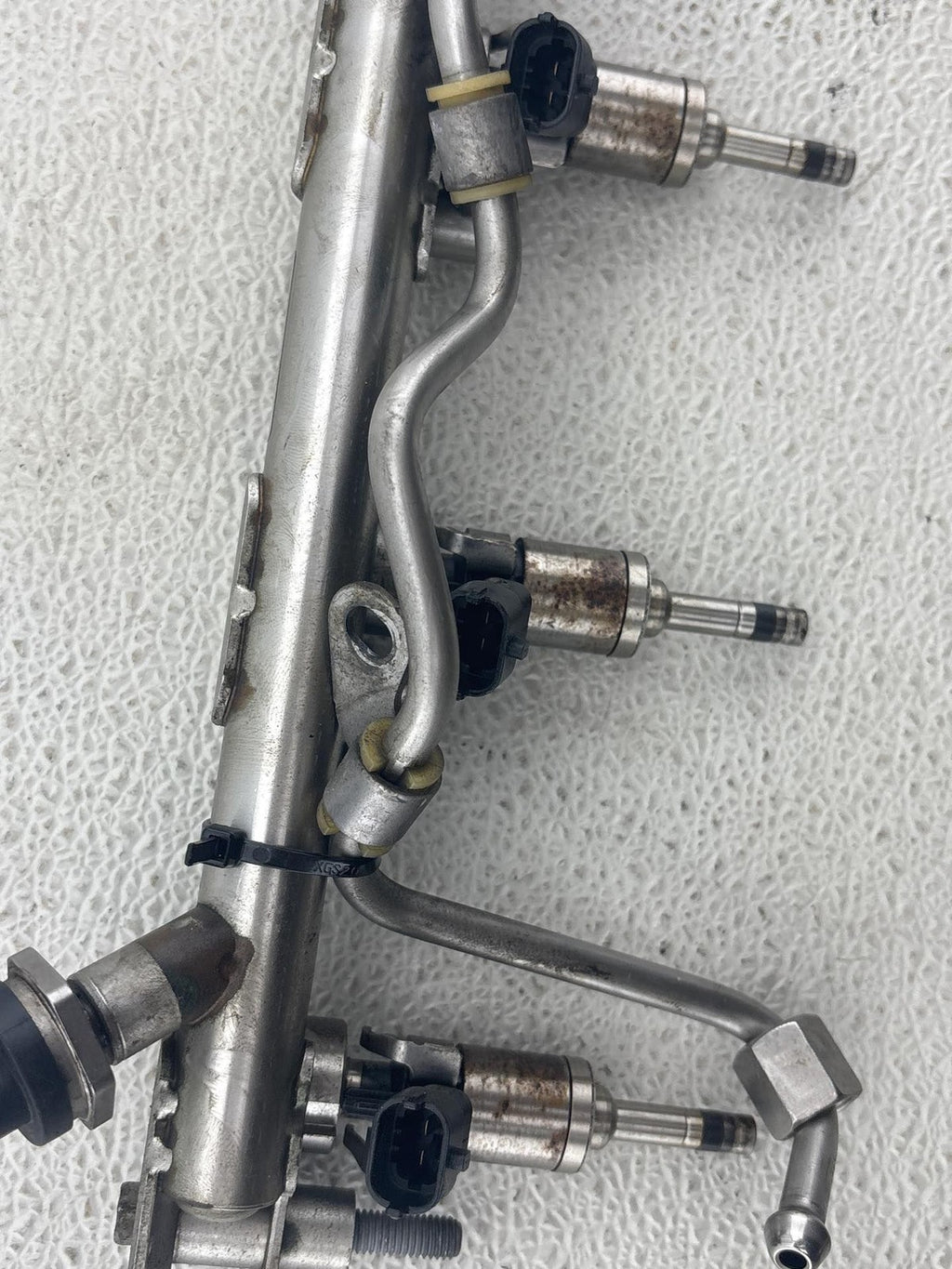 12-17 RANGE ROVER EVOQUE FUEL RAIL WITH INJECTORS EU3E9F797BB