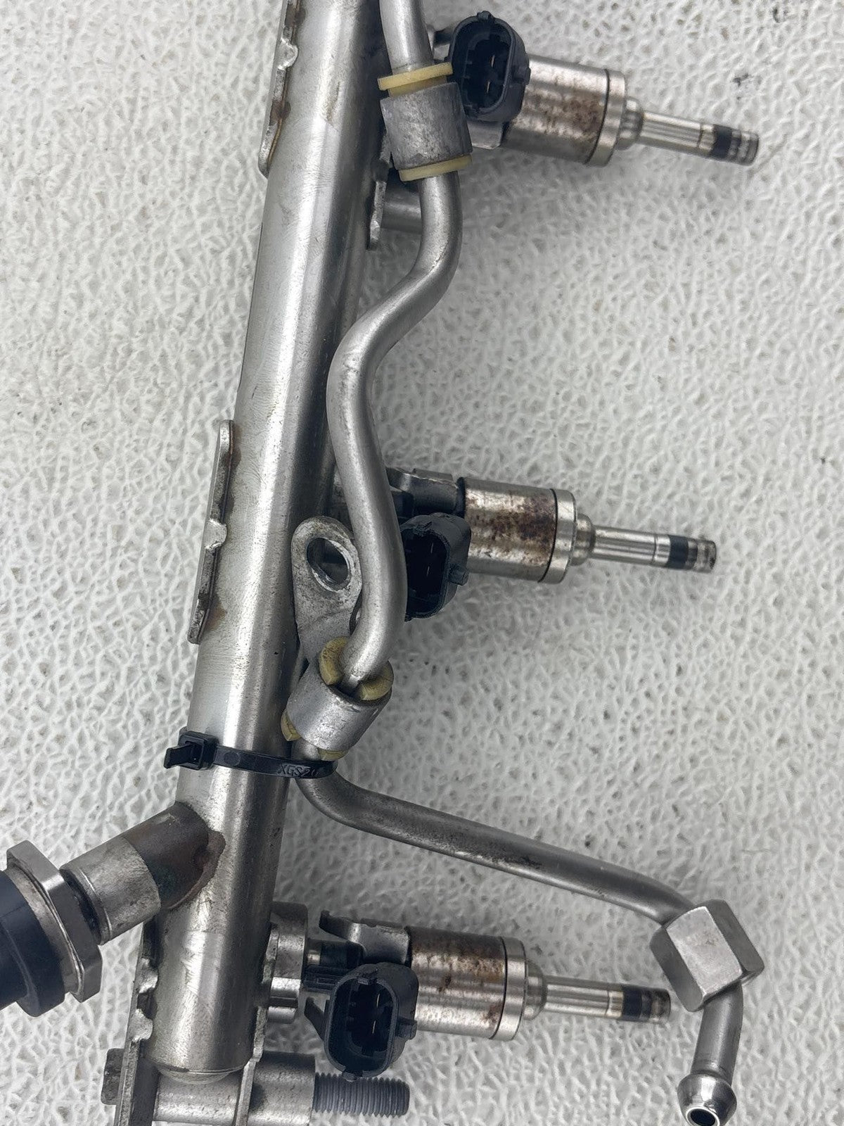 12-17 RANGE ROVER EVOQUE FUEL RAIL WITH INJECTORS EU3E9F797BB