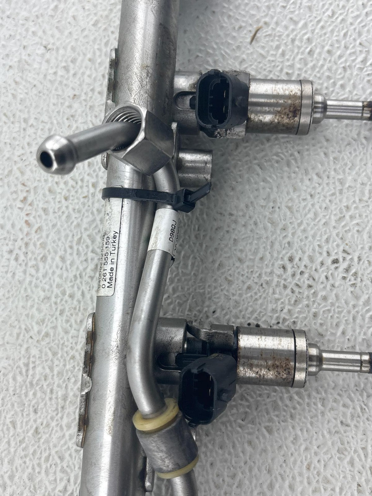 12-17 RANGE ROVER EVOQUE FUEL RAIL WITH INJECTORS EU3E9F797BB