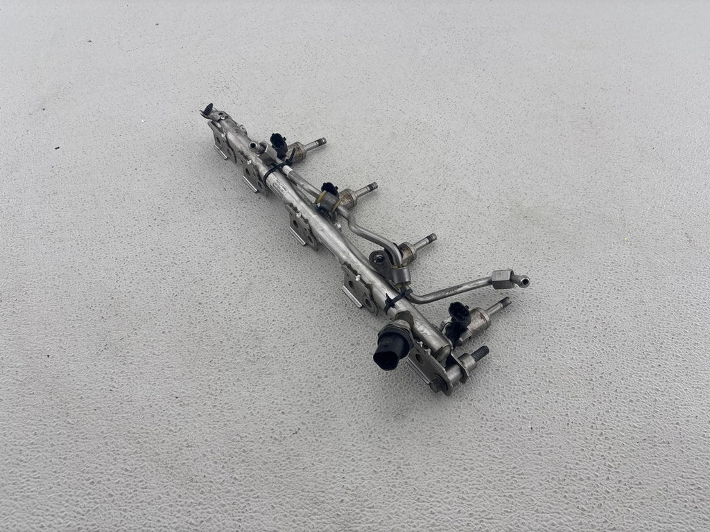 12-17 RANGE ROVER EVOQUE FUEL RAIL WITH INJECTORS EU3E9F797BB