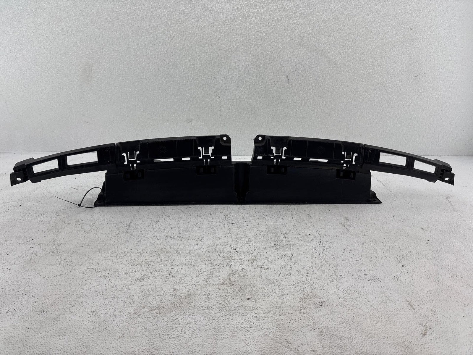 07-13 BMW X5 Rear Center Bumper Mount Bracket W/ Keyless Entry Antenna OEM