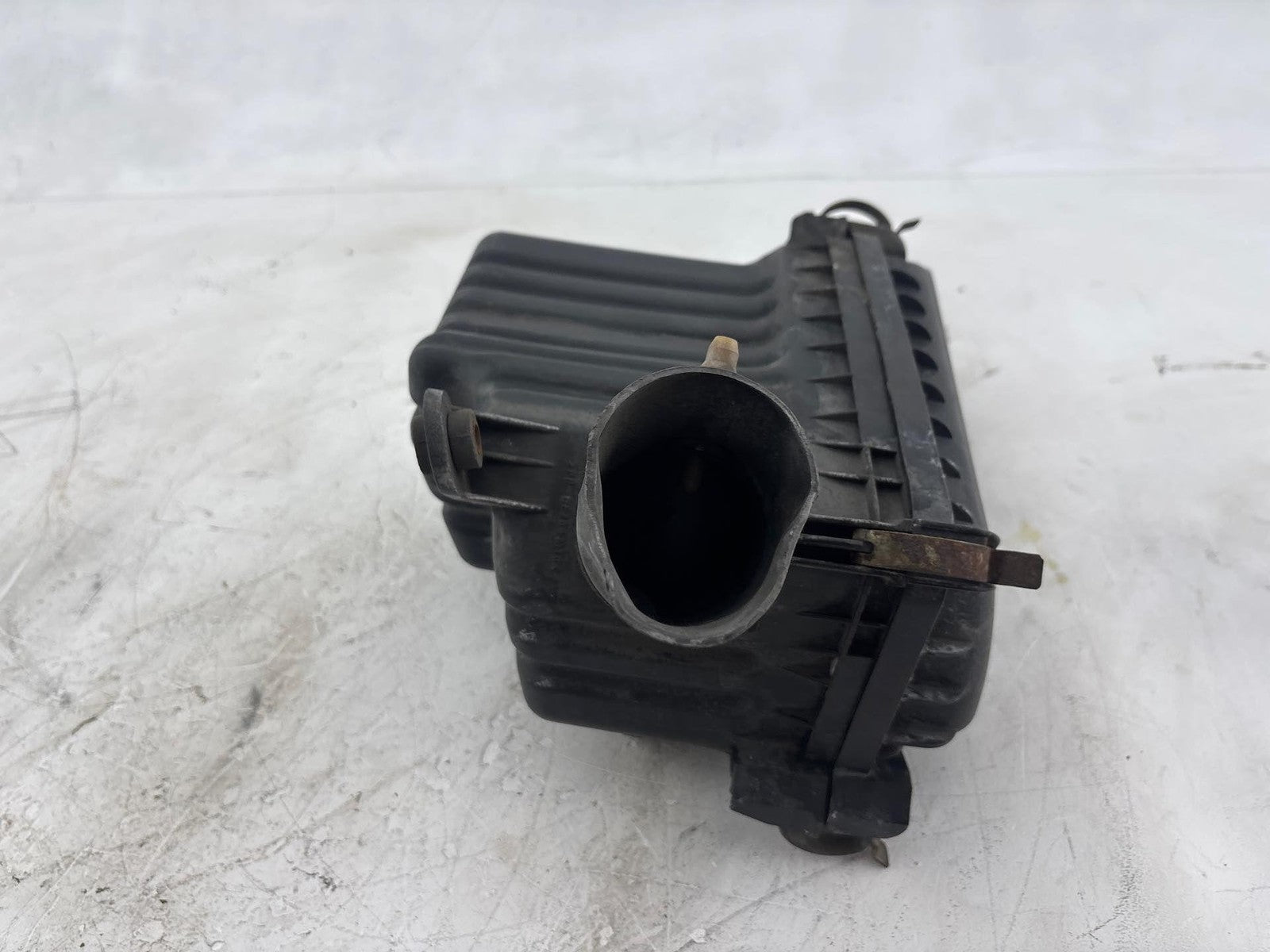 00-02 Saturn Sw2 1.9L Air Intake Cleaner Box 21008301
