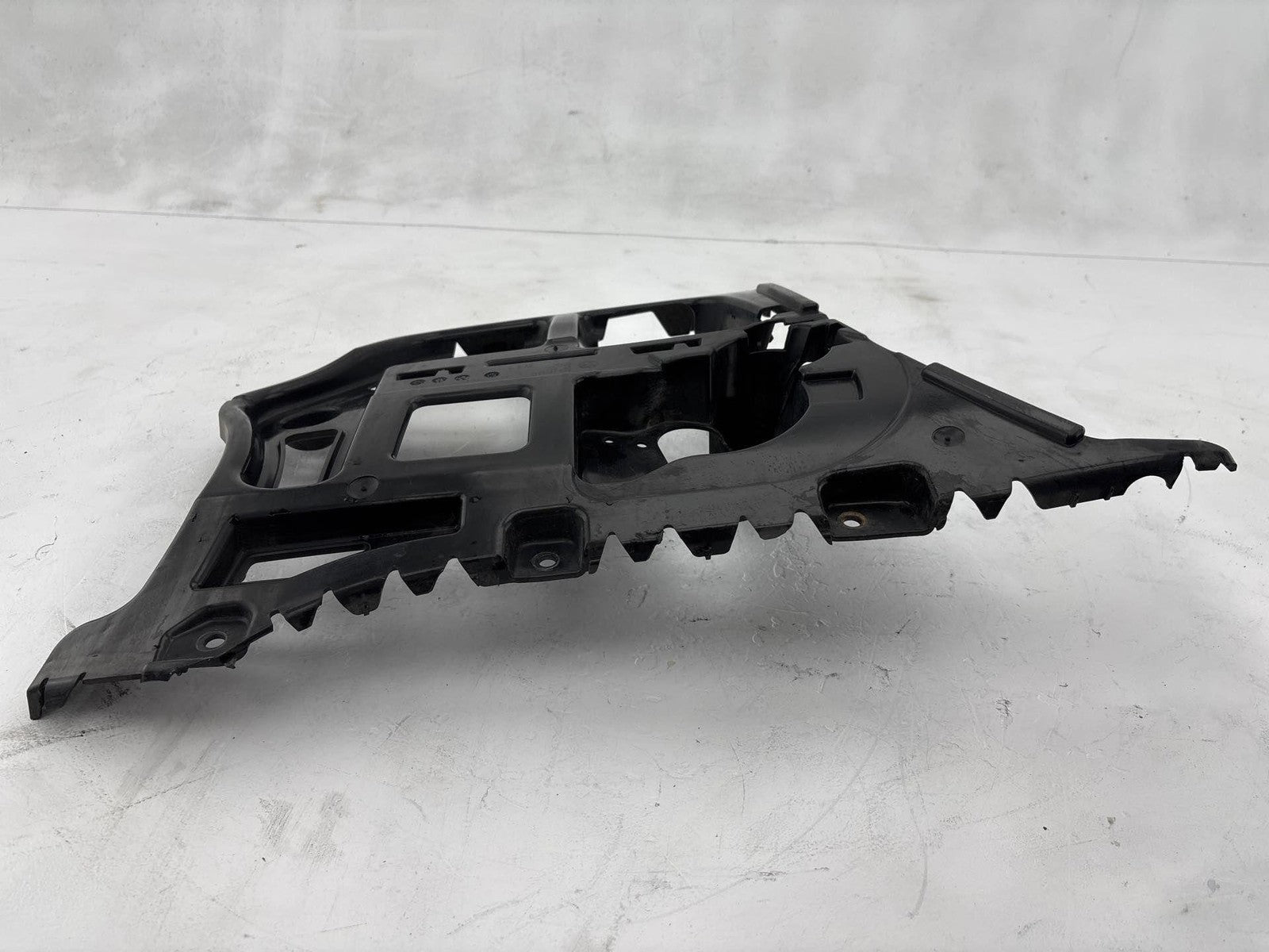 09-11 Bmw 328 335 E90 Rear Left Bumper Cover Support Mount Bracket Oem