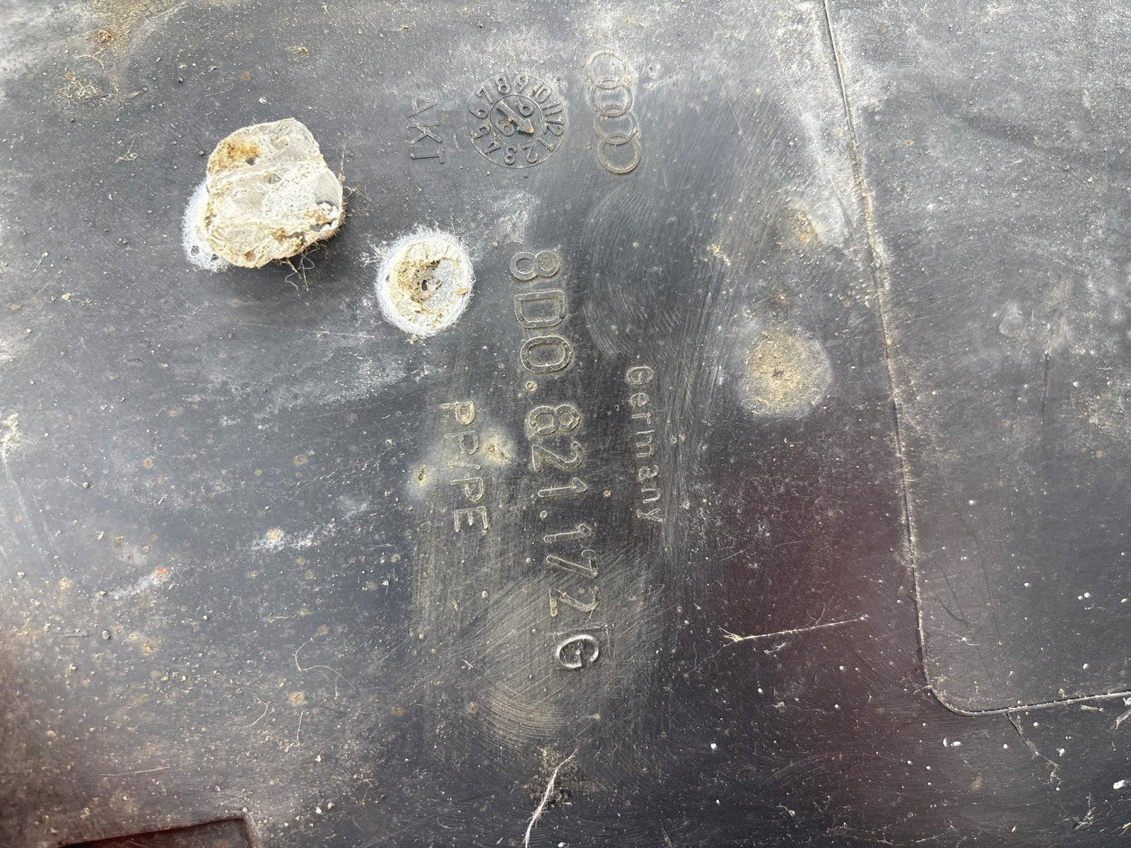 2000-2002 Audi S4 Front Right Inner Fender Liner Oem 8D0-821-172-G