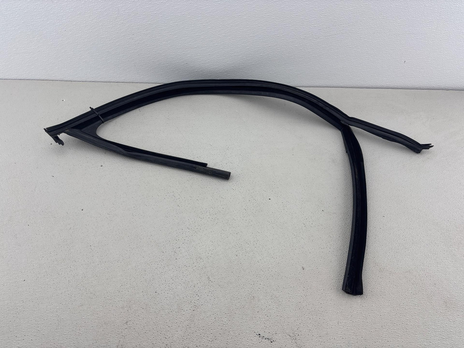 12-20 Volkswagen Passat Front Right Door Window Glass Run Channel Seal Oem