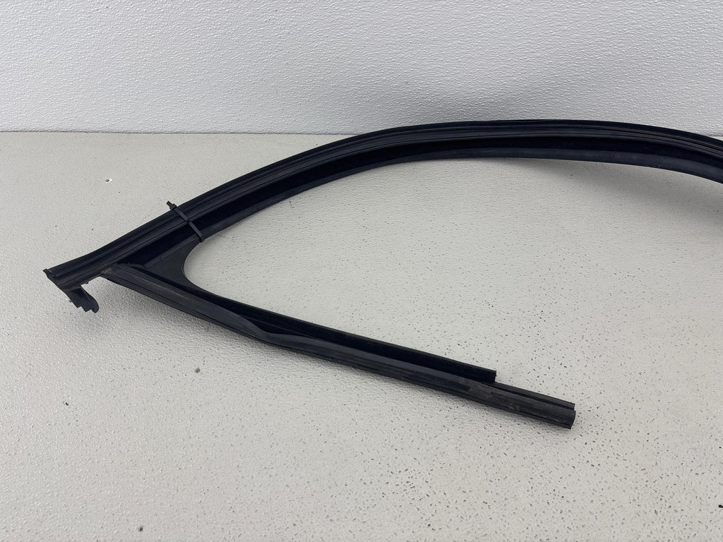 12-20 Volkswagen Passat Front Right Door Window Glass Run Channel Seal Oem