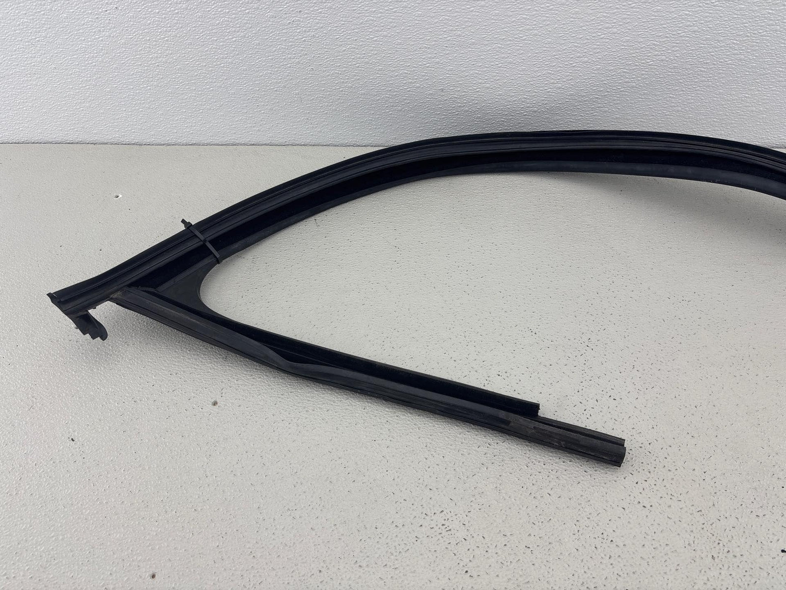 12-20 Volkswagen Passat Front Right Door Window Glass Run Channel Seal Oem