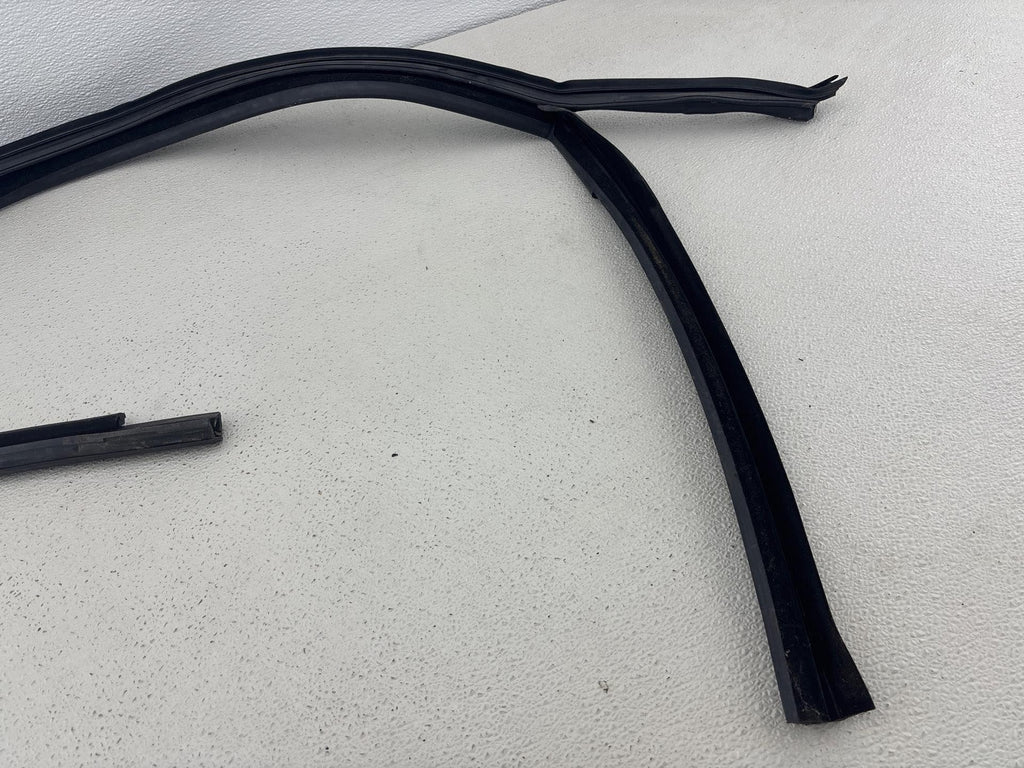 12-20 Volkswagen Passat Front Right Door Window Glass Run Channel Seal Oem