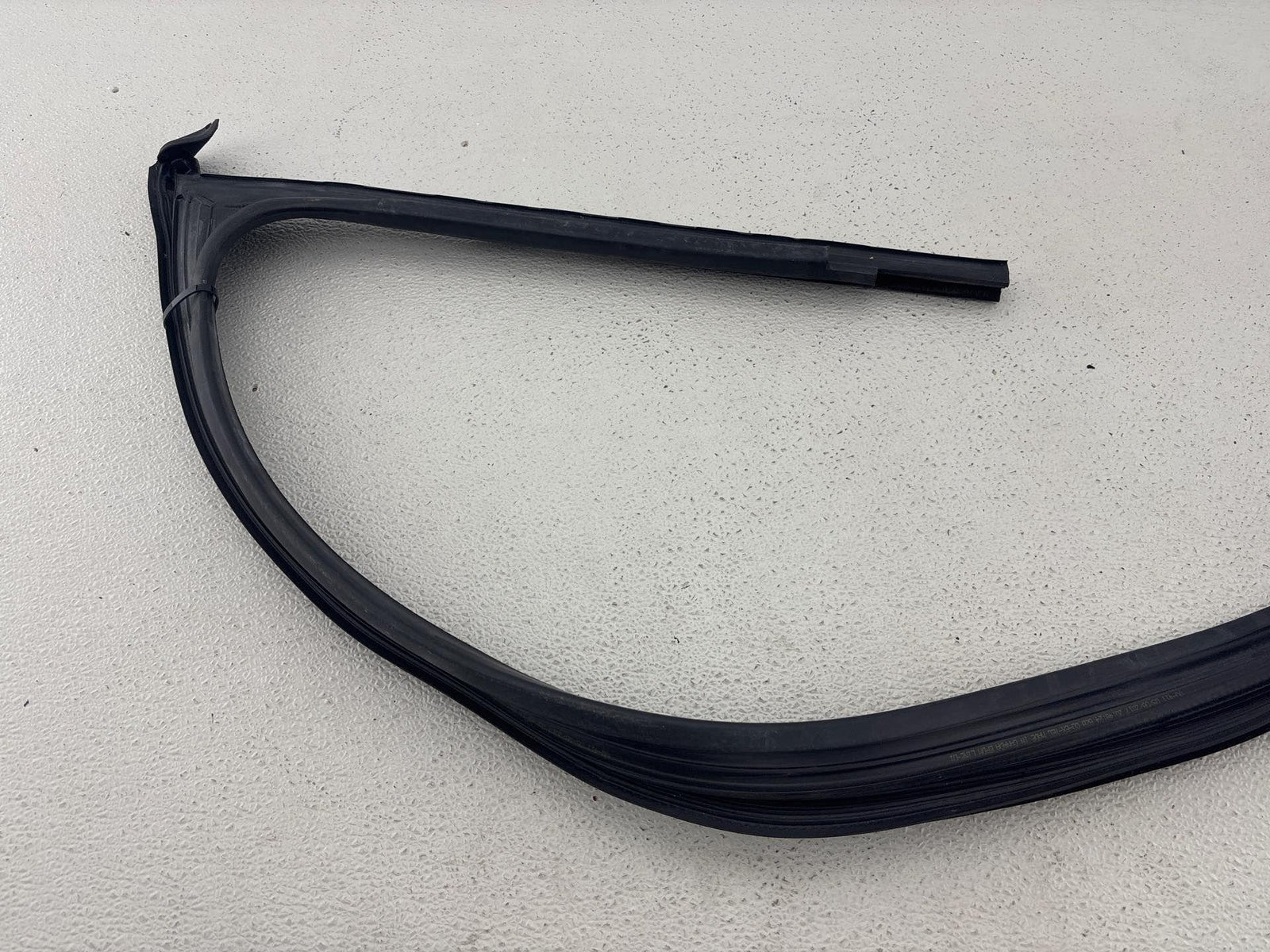 12-20 Volkswagen Passat Front Right Door Window Glass Run Channel Seal Oem