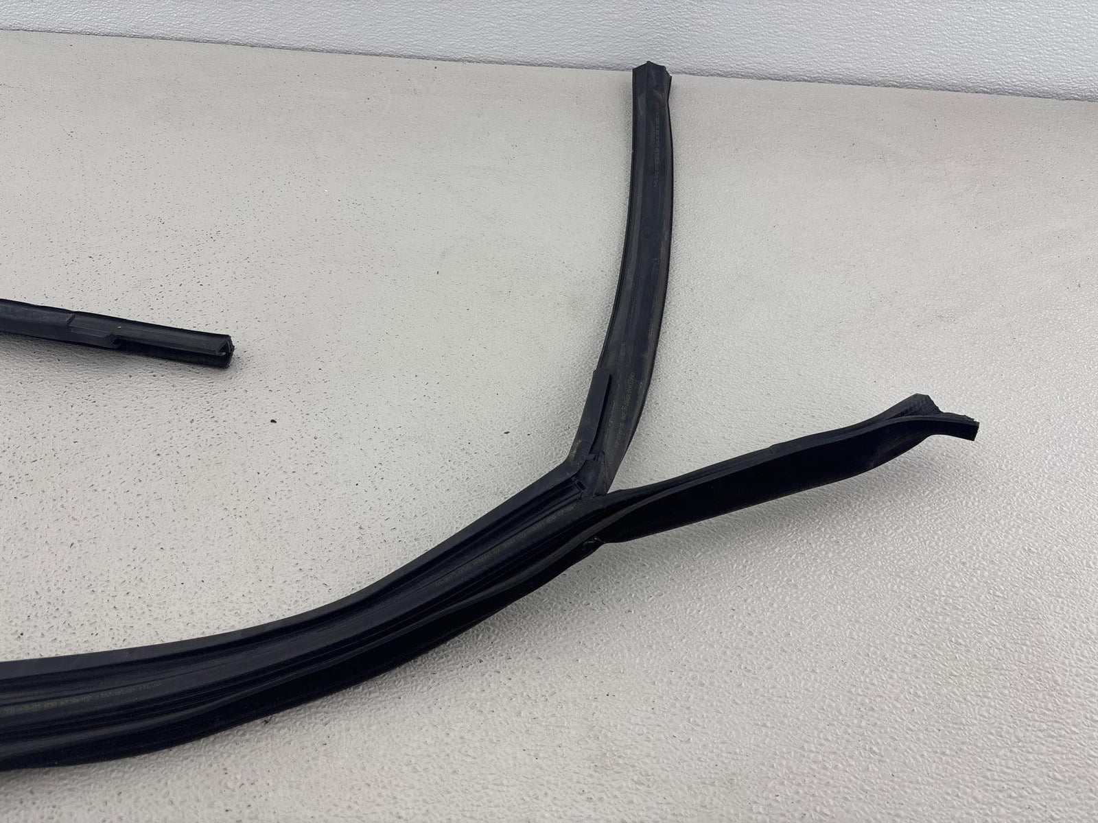 12-20 Volkswagen Passat Front Right Door Window Glass Run Channel Seal Oem