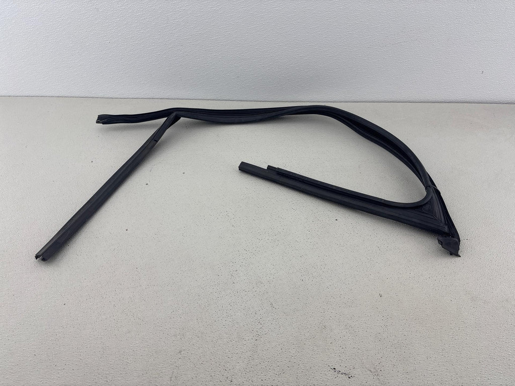 12-20 Volkswagen Passat Front Right Door Window Glass Run Channel Seal Oem