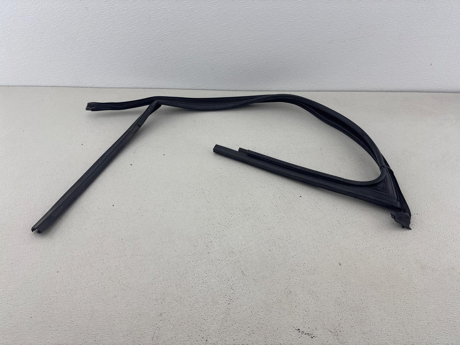 12-20 Volkswagen Passat Front Right Door Window Glass Run Channel Seal Oem