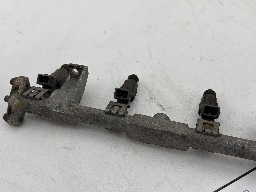 1999 -2002 Mercury Cougar 2.Ol Fuel Injection Rail W/ Injecotrs Oem