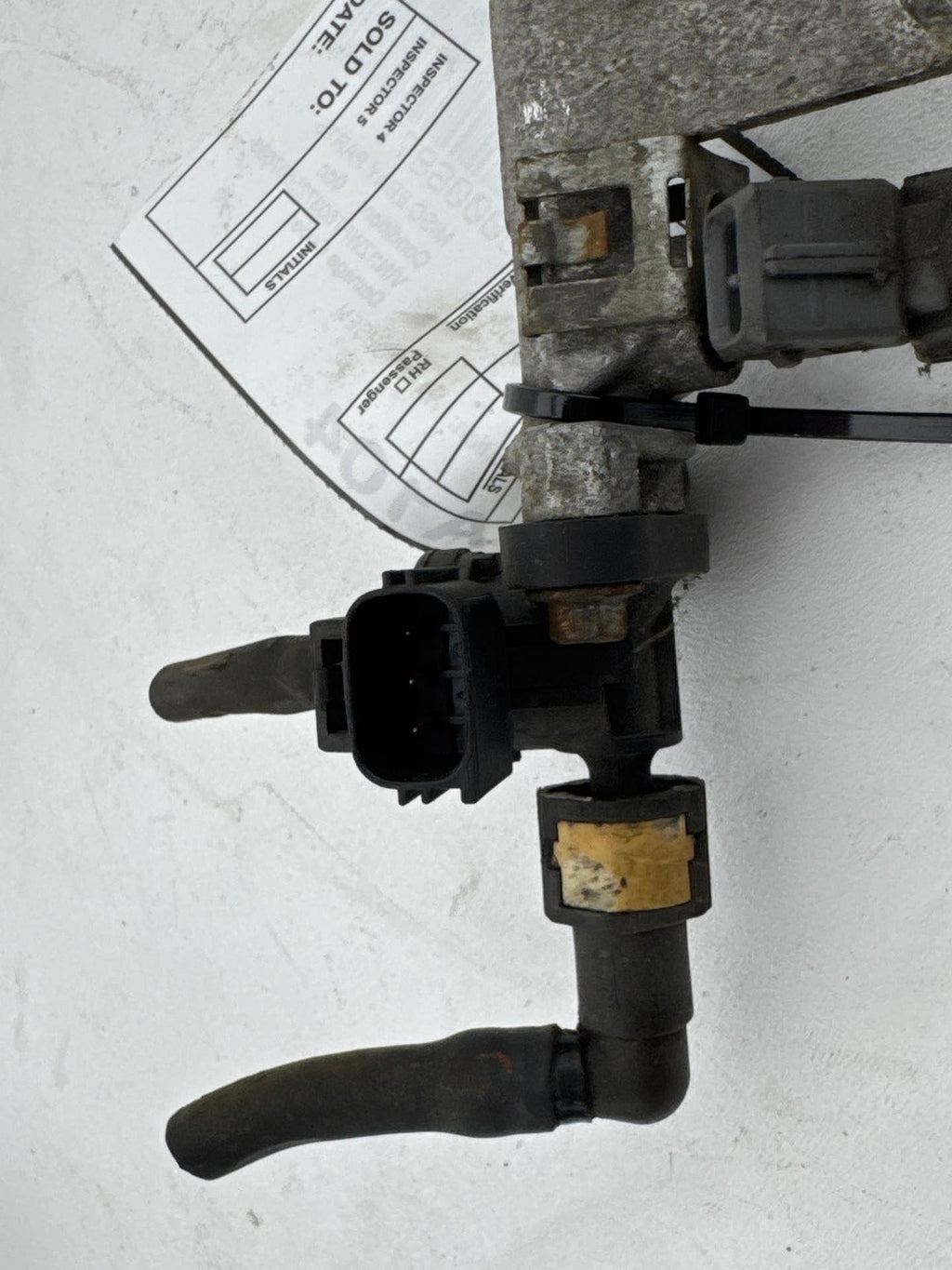 1999 -2002 Mercury Cougar 2.Ol Fuel Injection Rail W/ Injecotrs Oem