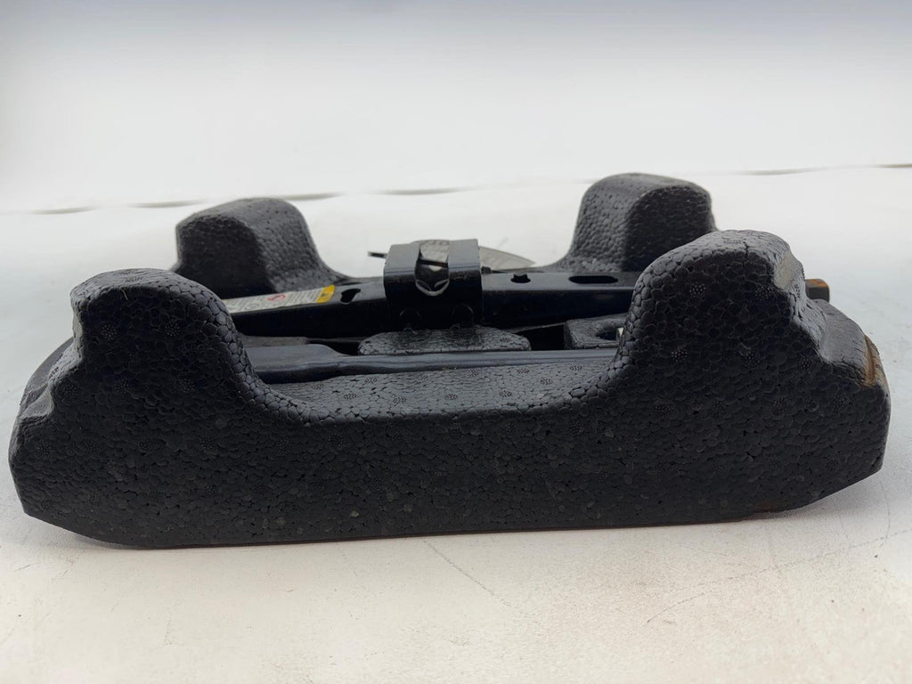 07 Pontiac Grand Prix Spare Tire Jack & Tool Kit Lug Wrench Foam Oem