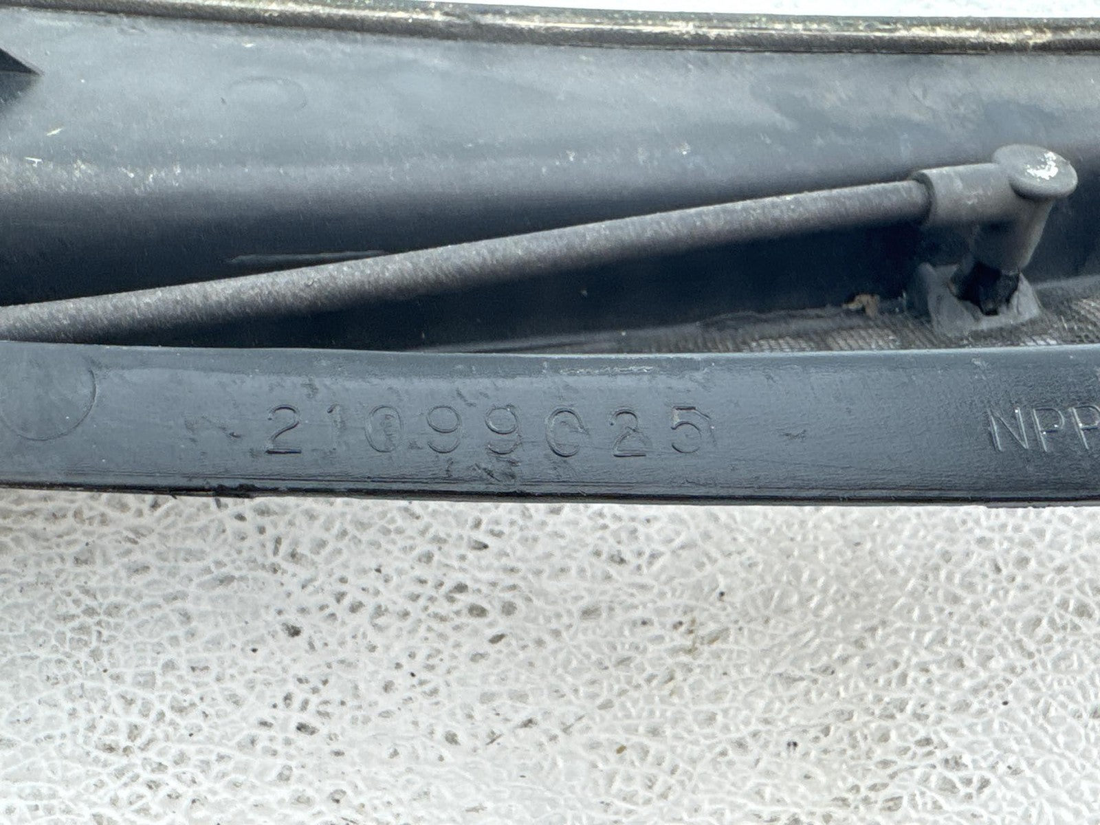 00-02 Saturn S Sw2 Windshield Wiper Cowl Panel Vent