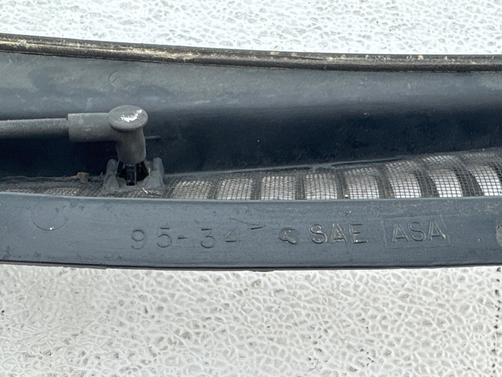 00-02 Saturn S Sw2 Windshield Wiper Cowl Panel Vent