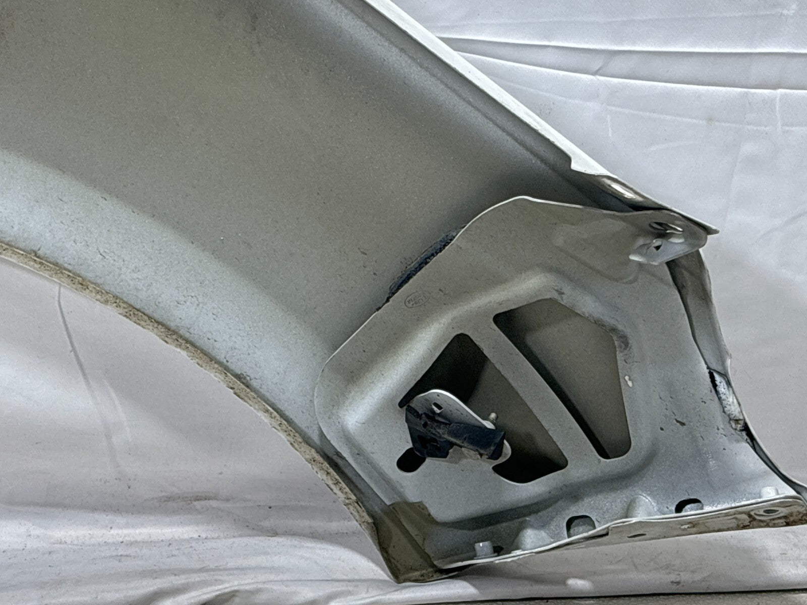 14-17 Land Range Rover Sport (L494) Left Side Fender Cover White (867) *Damage*