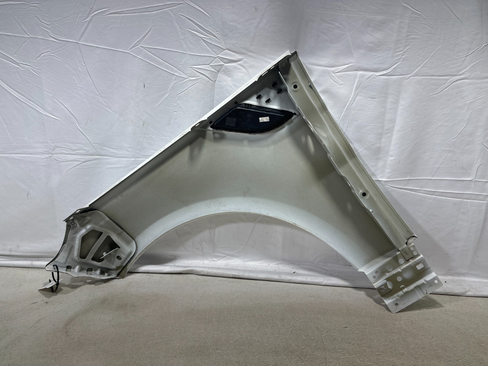 14-17 Land Range Rover Sport (L494) Right Side Fender Cover White (867) *Damage*