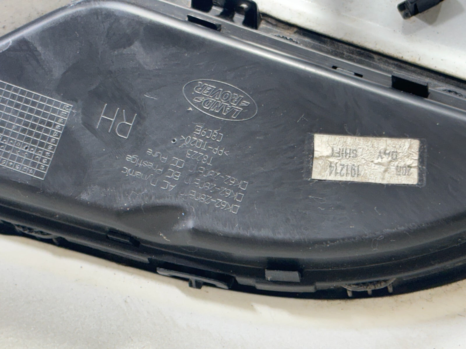 14-17 Land Range Rover Sport (L494) Right Side Fender Cover White (867) *Damage*