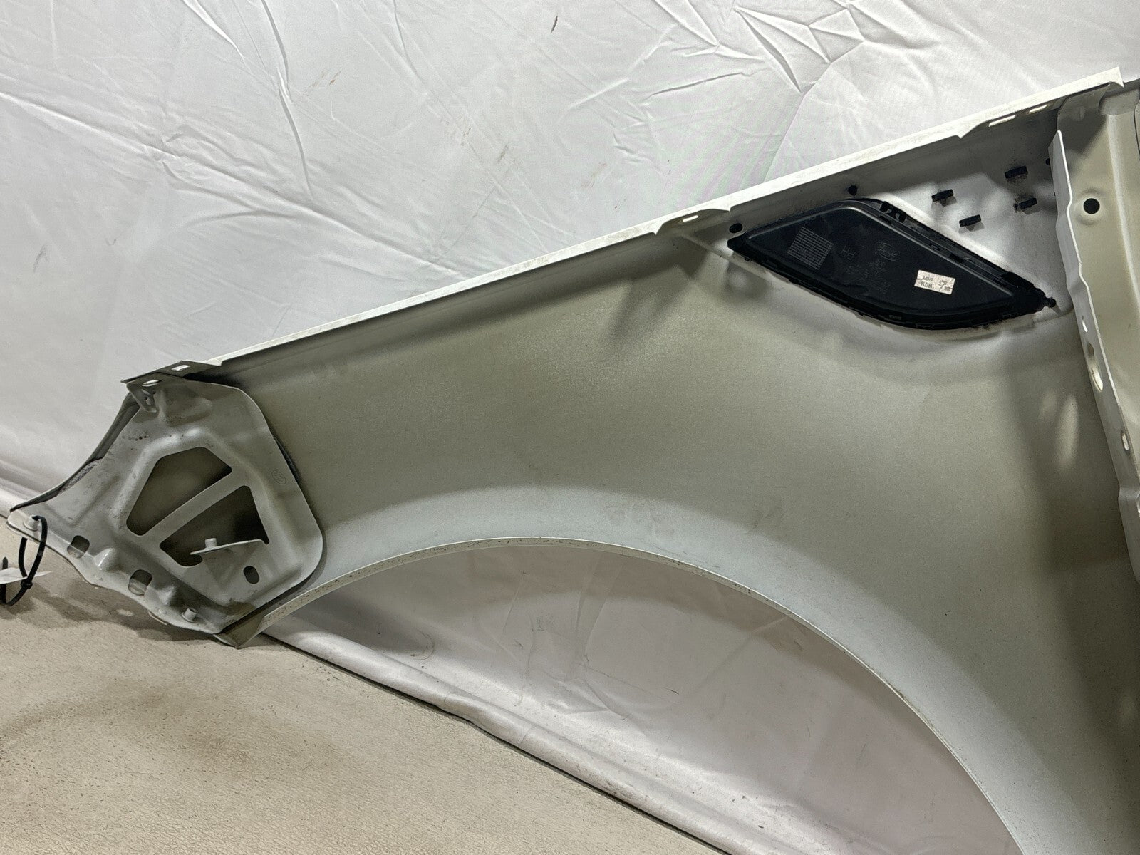 14-17 Land Range Rover Sport (L494) Right Side Fender Cover White (867) *Damage*